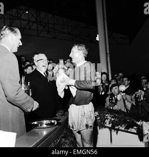 Denis Law trifft Prinz Philip, Duke of Edinburgh an der lokalen Fußball-Derby-Charity-Spiel an der Maine Road. 2. Mai 1964. Stockfoto