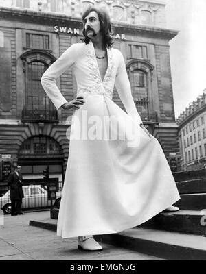 Manstyle internationale 71 Menswear Fashion Show in der Piccadilly-Suite des Hotel Piccadilly in London. Bild zeigt: Michael Mundy in einem weißen Kaftan, ein weißes Abendkleid Rauchen in Crimplene, entworfen von Herrn Fisch. 17. März 1970. Stockfoto