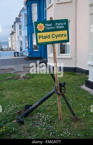 Plaid Cymru Wahl Kampagne Banner angebracht zu einem Anker außerhalb Reihenhäuser in Borth, in der Nähe von Aberystwth, Cerdigion, Mid Wales. Stockfoto