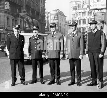 Ein neuer Look für British Railways. An der Design-Zentrum, Haymarket, London, eine Ausstellung von neuen Designs im gesamten Eisenbahnsystem von Lokomotiven, bis das menschliche Element. Unser Bild zeigt: Neue Uniformen für das Personal. Von links nach rechts Senior Bahnhofsvorsteher, Bahnhofsvorsteher, Inspektor, Sammler und Porter. 26. Februar 1963 Stockfoto