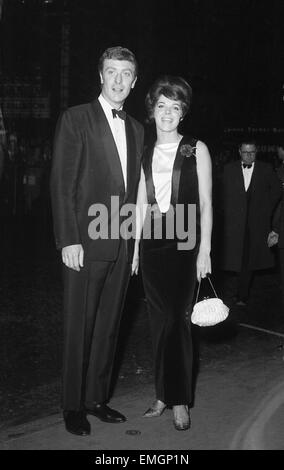 Britische Schauspieler Michael Caine besucht die Weltpremiere von "The Wild und willigen" begleitet von Schauspielerin Samantha Eggar im Odean Kino am Leicester Square in London. 19. Oktober 1962. Stockfoto