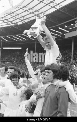 Billy Bremner Leeds United Kapitän von seinem Team gehoben ist paart sich mit dem FA-Cup nach ihrer eine Null Sieg gegen Arsenal im FA-Cup-Finale. 6. Mai 1972 Stockfoto