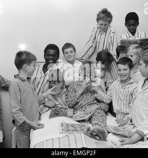 Schüler sind am Klinikum Hither Grün von einem Geheimnis Bug erholt nach einem Kantine Mittagessen an der West Greenwich Secondary School in Deptford 77 davon betroffen. Seit dem Ausbruch fünf Tage arbeiten Expertenteams Labor rund um die Uhr versucht, die Quelle der Infektion zu ermitteln. 15. September 1969 Stockfoto