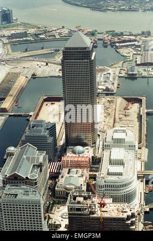 Gesamtansicht mit One Canada Square im Canary Wharf in London während des Baus. Das Gebäude ist das höchste Gebäude im Vereinigten Königreich bei 770 Fuß über dem Boden. Juli 1991. Stockfoto