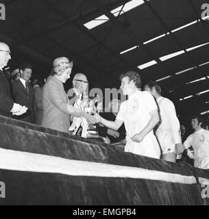 Billy Bremner Leeds United Kapitän präsentiert mit dem FA-Cup von Königin Elizabeth II. nach ihrer Null Sieg gegen Arsenal im FA-Cup-Finale. 6. Mai 1972 Stockfoto