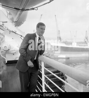 Australische Test Cricket-Team kommen in Tilbury an Bord der Himalaya. 19 jährige Bowler Graham McKenzie. 21. April 1961. Stockfoto