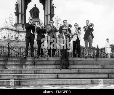 US-amerikanischer Komiker Jack Benny Seeh hier Stimmen außerhalb der Royal Albert Hall mit Mitmusikern 19. August 1968 Stockfoto