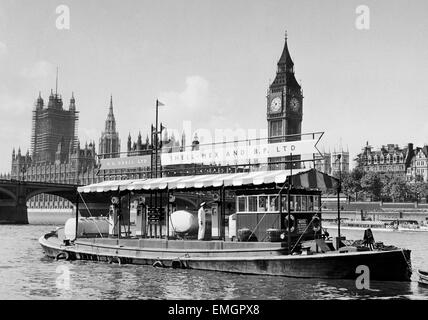 Eine schwimmende Shell Mex und BP-Tankstelle auf der Themse mit Big Ben und den Houses of Parliament im Hintergrund. 14. September 1951. Stockfoto