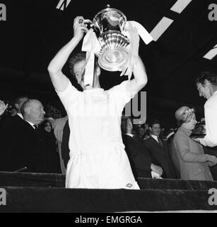 Billy Bremner Leeds United Kapitän hält die Tasse empor zum geeigneten Zeitpunkt nach präsentiert mit dem FA-Cup von Königin Elizabeth II. nach ihrer Null Sieg gegen Arsenal im FA-Cup-Finale. 6. Mai 1972 Stockfoto