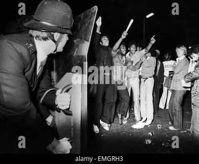 Polizisten gesehen hier Riot Shields bereitstellen, wie Probleme am Ende 1978 Notting Hill Carnival flammt. 28. August 1978 Stockfoto