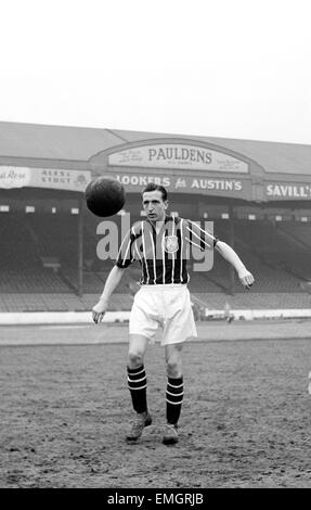 FA Cup-Finale 1956. Manchester City Spieler Ken Barnes in seinem Wembley-Kit Aufwärmen. 25. April 1956. Stockfoto