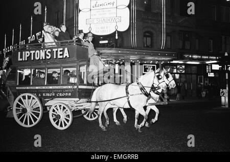 Eines der alten London General Omnibus Company "Zwei Pferdestärken" Veteranen von Pferden gezogen, Perville und Planeten in der Londoner Holborn Circus Transport Gäste zu einer Jubiläums-Party von der Imperial Machine Company abgebildet. Das Unternehmen feierte ihr 60. Jubiläum durch drehen ihre Uhren zurück bis 1908 für alte Zeit abends Flanagans. 8. Juni 1968. Stockfoto