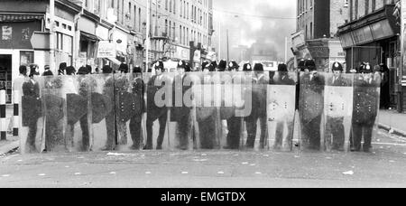 Polizisten mit Riot Shields bilden einen Kordon während der Unruhen in Brixton 11. April 1981. Die Unruhen wurden durch das Stechen der schwarzen Jugend kombiniert mit Spannungen, die durch die Metropolitan Police Operation Sumpf, die eine Woche zuvor begann entfacht. Die Operationw beteiligt Zivil Polizisten versendet in Brixton innerhalb von fünf Tagen fast 950 Menschen wurden gestoppt und suchte durch die starke Nutzung des Gesetzes, Sus - das erlaubt Polizei zu stoppen und jede Person auf der Grundlage der "Verdacht" des Fehlverhaltens zu suchen. Stockfoto