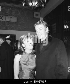 Michael Caine und Edina Ronay bei der Premiere von "Zulu" 23. Januar 1964. Stockfoto