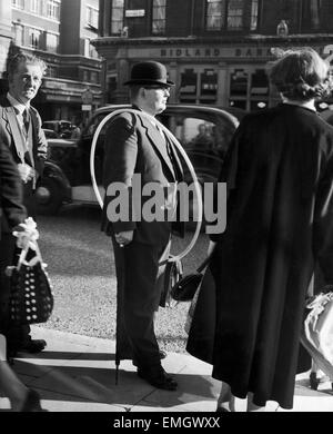 Herr M W Q Walker mit seinen Hula-Hoop, die er bei Selfridges Store in der Oxford Street gekauft. 2. Oktober 1958. Stockfoto