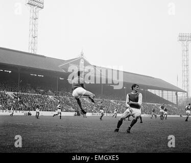 Englische League Division One Match in Hillsborough. Sheffield Mittwoch 1 V Manchester United 1. Riitchie von Sheffield Herausforderungen Mittwoch Manchester United Torhüter Alex Stepney für den Ball. 16. September 1967. Stockfoto