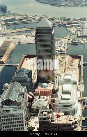 Gesamtansicht mit One Canada Square im Canary Wharf in London während des Baus. Das Gebäude ist das höchste Gebäude im Vereinigten Königreich bei 770 Fuß über dem Boden. Juli 1991. Stockfoto