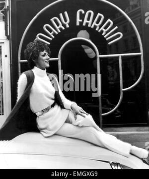 Modedesignerin Mary Farrin tragen ihre eigene weiße gestrickte Angora Kleid über passende Hose mit scharlachroten Weste aus ihrer Boutique in der South Molton Street. London. 9. März 1969. Stockfoto