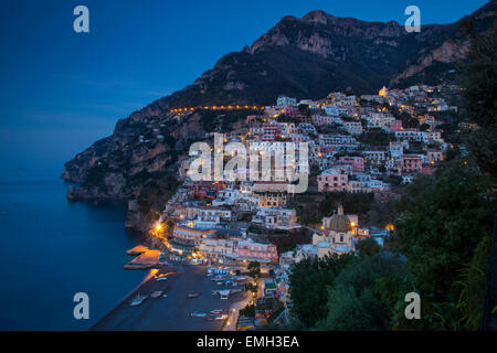 Abend-Blick entlang der Amalfi-Küste der Hügel Stadt Positano, Kampanien, Italien Stockfoto