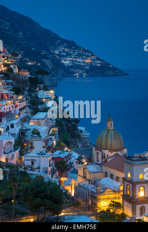 Dämmerung über Positano an der Amalfi Küste, Kampanien, Italien Stockfoto