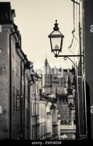 Straßenlaterne auf Altbau in Gamla Stan (Altstadt)-Stockholm, Schweden. Stockfoto