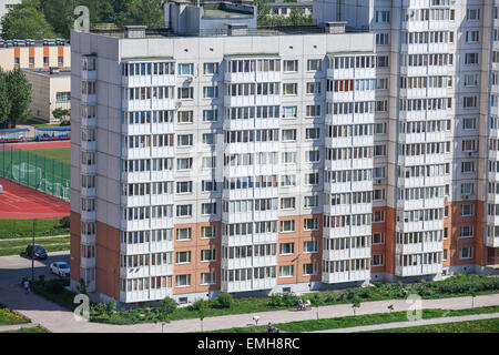 ST. PETERSBURG, Russland - ca. Mai 2014: Schlafen Nachbarschaft liegt in existierenden Stadtteil mit neuen Häusern. Straßen von Saint Peters Stockfoto