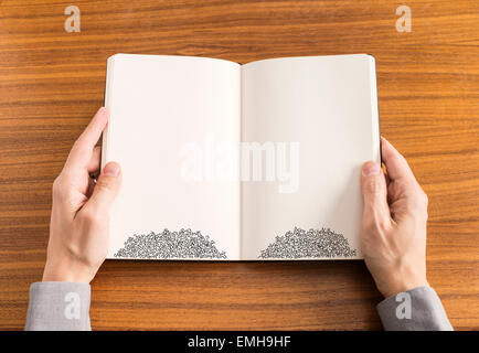 Händen eines Mannes mit Buch. Der Text auf den Seiten gefallen und sind auf der Unterseite der Seiten gestapelt. Konzeptbild von Schwierigkeiten beim Lesen und Rechtschreibung. Stockfoto