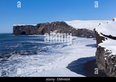 Halbinsel Dyrhólaey in Südisland mit blauem Himmel Stockfoto