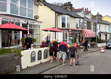 Großbritannien, Wales, Gwynedd, Porthmadog, Borth-Y-Gest, Besucher im Hafen café Stockfoto