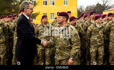 Lviv, Ukraine. 20. April 2015. US-Botschafter in der Ukraine Jeffrey Payette kommen, begrüßt, amerikanische Soldaten--im Montag, 20. April 2015, Militär von Airborne Brigade aus den USA zu Yavorovsky Polygon in der Region Lviv ankamen, wo man anfangen soll Übungen furchtlosen Wächter-2015. Übungen haben die Präsidenten der Ukraine Petro Poroschenko eröffnet. Bildnachweis: Igor Golovnov/Alamy Live-Nachrichten Stockfoto