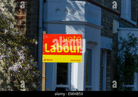 Cambridge, UK. 21. April 2015. Allgemeinen Wahlplakate für Labour (Kandidat Daniel Zeichner) vor einem Haus in Cambridge, wo Julian Huppert (Liberaldemokraten) der derzeitige Abgeordnete ist. Bildnachweis: CAMimage/Alamy Live-Nachrichten Stockfoto