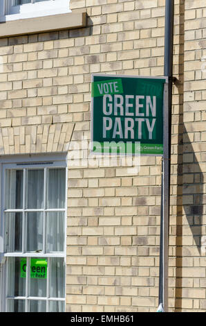 Cambridge, UK. 21. April 2015. Allgemeinen Wahlplakate für die grünen (Kandidat Rupert Read) vor einem Haus in Cambridge, wo Julian Huppert (Liberaldemokraten) der derzeitige Abgeordnete ist. Bildnachweis: CAMimage/Alamy Live-Nachrichten Stockfoto