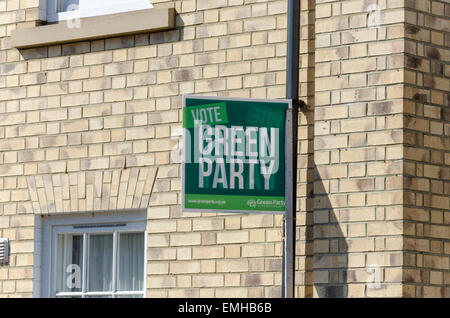 Cambridge, UK. 21. April 2015. Allgemeinen Wahlplakate für die grünen (Kandidat Rupert Read) vor einem Haus in Cambridge, wo Julian Huppert (Liberaldemokraten) der derzeitige Abgeordnete ist. Bildnachweis: CAMimage/Alamy Live-Nachrichten Stockfoto