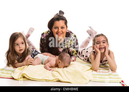 Glückliche Mutter mit ihren drei Töchtern vor weißem Hintergrund Stockfoto