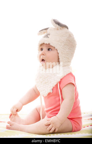 Babymädchen mit fluffy Bunny Ohren Hut Weg schauen erstaunt Stockfoto