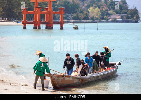 Touristen kommen an Land aus dem Boot nach Kreuzfahrt unter dem Torii-Tor. Die Insel Miyajima (Itsukushima), Japan Stockfoto