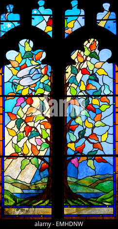 Der Baum des Lebens und die Friedenstaube im Fenster Denkmal für William Whitelaw, St. Andreaskirche, Dacre, Cumbria, England Stockfoto