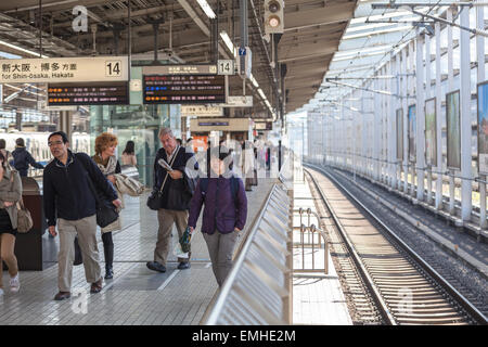 TOKYO, JAPAN - ca. April 2013: Die Menschen gehen auf dem Bahnsteig in Tokio. Leere Bahn. Die Tokyo-Station ist eine Stockfoto