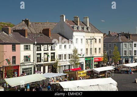 England, Wales, Gwynedd, Caernarfon, erhöhte Ansicht Y Maes, mit Markt im Gange Stockfoto