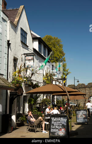 Großbritannien, Wales, Gwynedd, Caernarfon, Northgate Street, Kunden in Sonne draußen Black Boy Inn Stockfoto