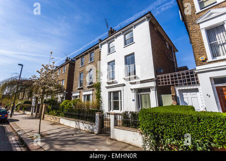 Reihe von Doppelhaushälften auf patshull Straße, Kentish Town, London, England, NW 5, UK. Stockfoto