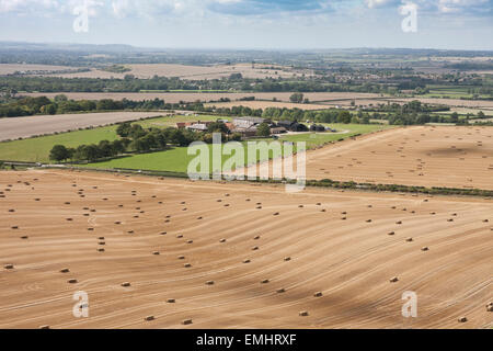 Erhöhten Landschaft Schuss von Heuballen in einem Weizenfeld in den Chiltern Hills, UK Stockfoto