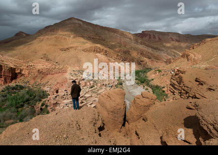 Übersicht über Kelaa Ausflüge auf Dades Fluß.  Konglomerat, klassische Sedimentgestein, im Atlasgebirge, Marokko.  Ourzazate Stockfoto