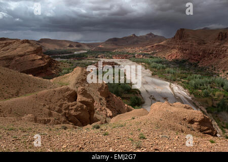 Übersicht über Kelaa Ausflüge auf Dades Fluß.  Konglomerat, klassische Sedimentgestein, im Atlasgebirge, Marokko.  Ourzazate Stockfoto