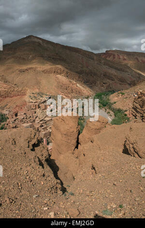 Übersicht über Kelaa Ausflüge auf Dades Fluß.  Konglomerat, klassische Sedimentgestein, im Atlasgebirge, Marokko.  Ourzazate Stockfoto