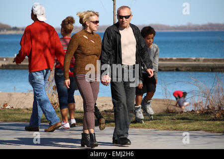 Menschen bei einem Spaziergang auf der Promenade in Toronto. Stockfoto