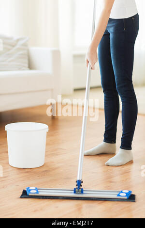 Nahaufnahme von Frau mit Mop Bodenreinigung zu Hause Stockfoto