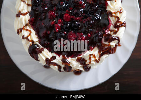 Käsekuchen mit frischen Beeren und Sahne Stockfoto