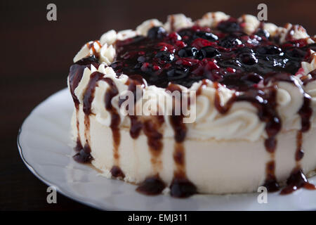 Käsekuchen mit frischen Beeren und Sahne Stockfoto