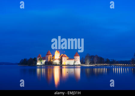 Insel-Burg auf Galve-See in der Abenddämmerung im Herbst beleuchtet. Trakai, Litauen Stockfoto